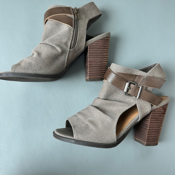 EUC Not Rated Peep Toe Ankle Booties High Heel Taupe Brown Faux Leather Size 6.5 - Picture 1 of 7